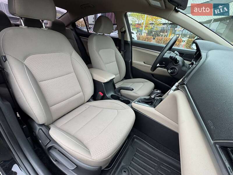 Седан Hyundai Elantra 2019 в Киеве