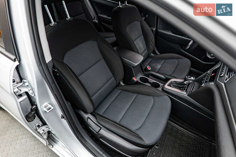 Седан Hyundai Elantra 2018 в Киеве