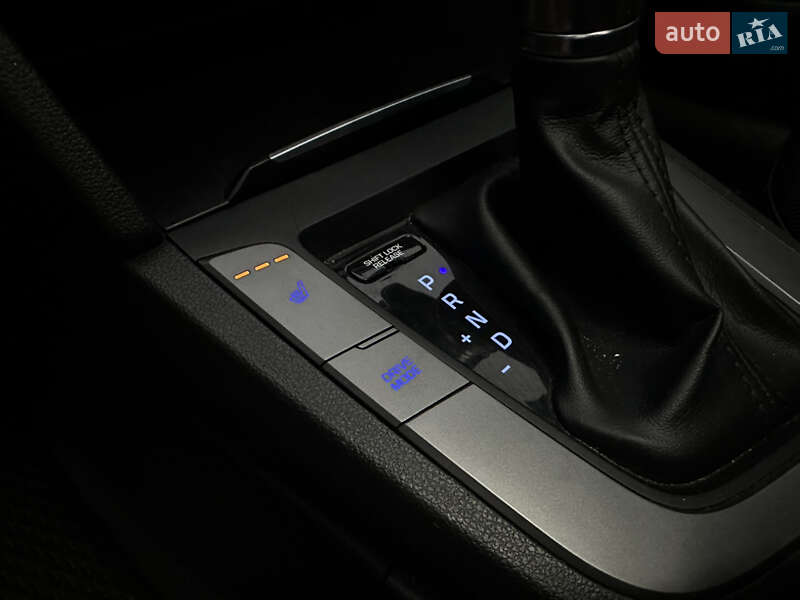 Седан Hyundai Elantra 2016 в Львове