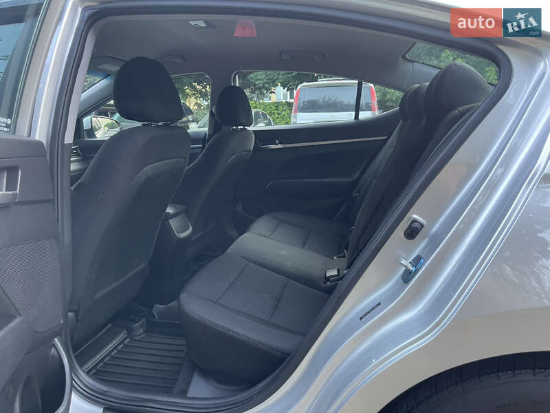 Седан Hyundai Elantra 2018 в Киеве