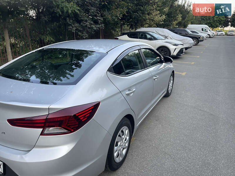 Седан Hyundai Elantra 2018 в Киеве