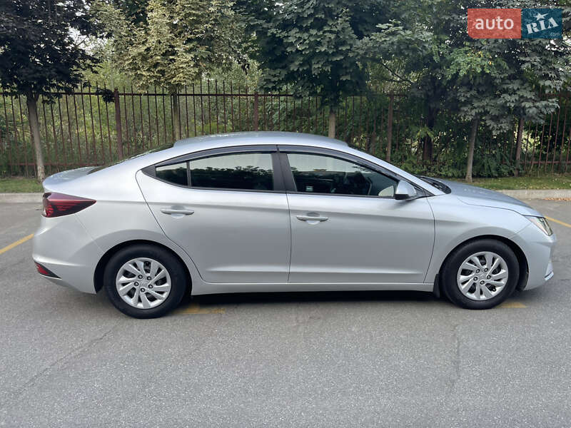 Седан Hyundai Elantra 2018 в Киеве