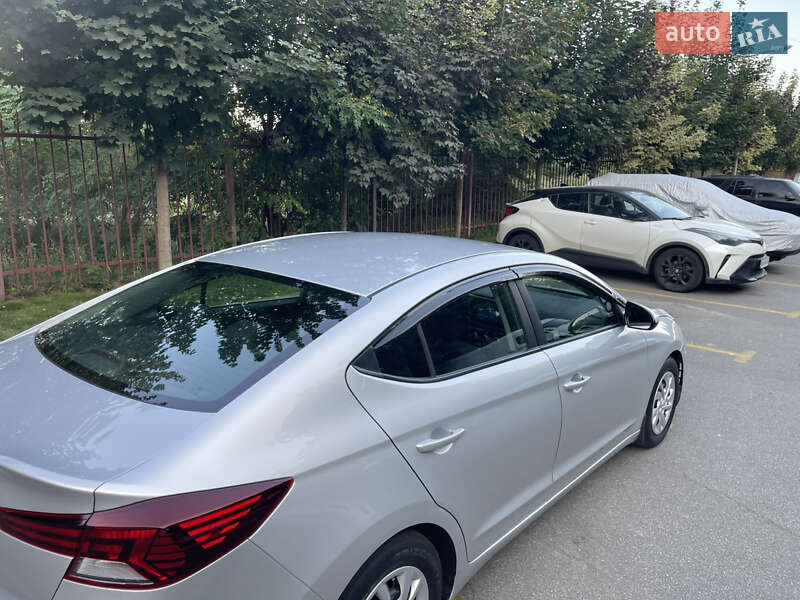 Седан Hyundai Elantra 2018 в Киеве