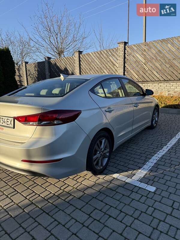 Седан Hyundai Elantra 2016 в Луцке