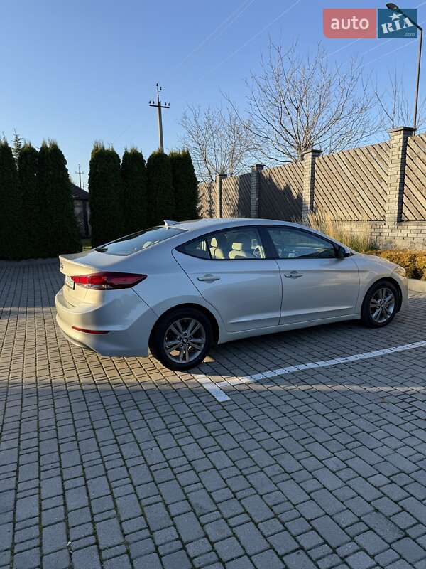 Седан Hyundai Elantra 2016 в Луцке