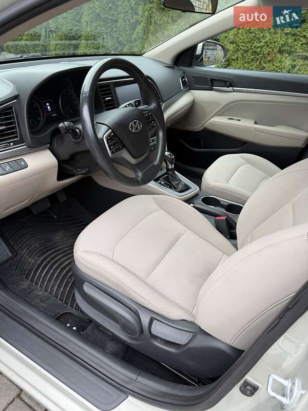 Седан Hyundai Elantra 2016 в Луцке