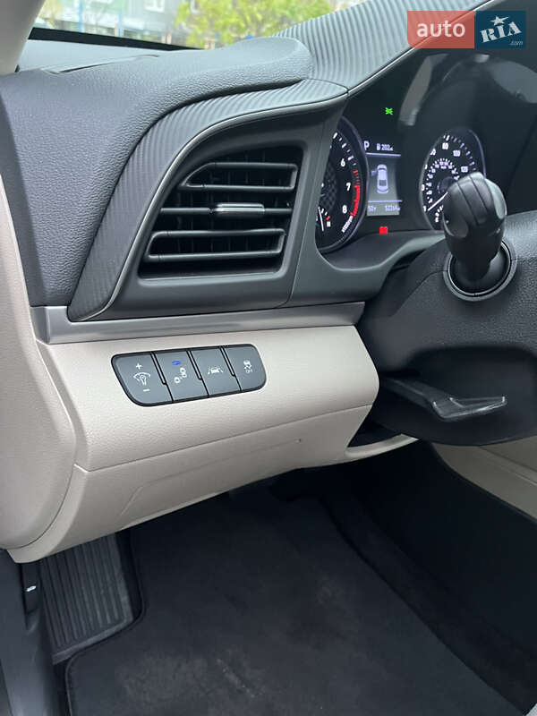 Седан Hyundai Elantra 2019 в Киеве