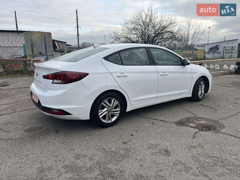 Седан Hyundai Elantra 2019 в Киеве