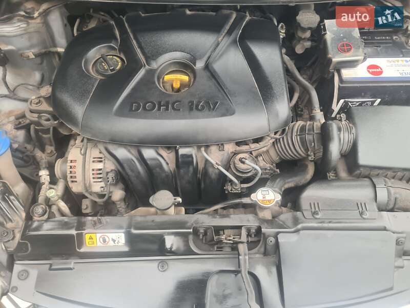 Седан Hyundai Elantra 2014 в Днепре