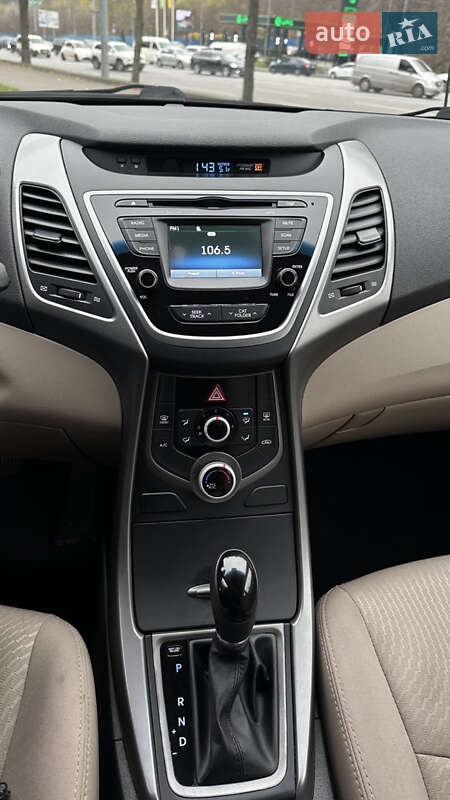 Седан Hyundai Elantra 2015 в Києві