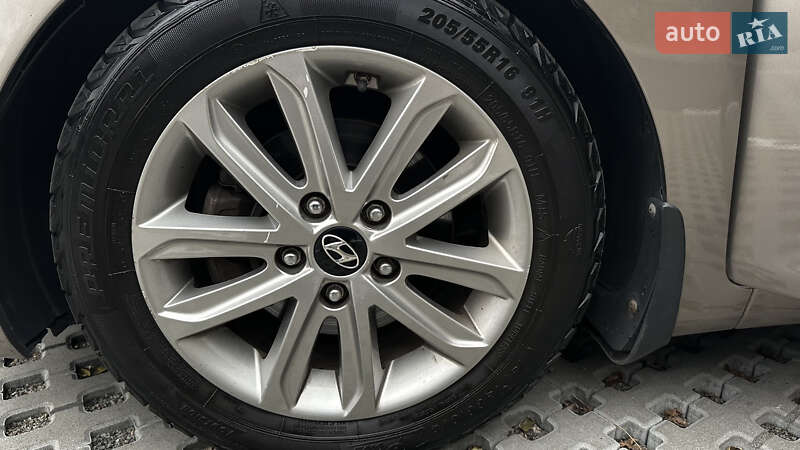 Седан Hyundai Elantra 2015 в Києві