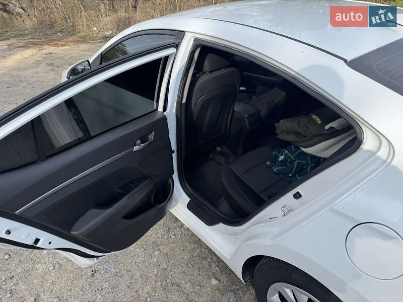 Седан Hyundai Elantra 2018 в Днепре