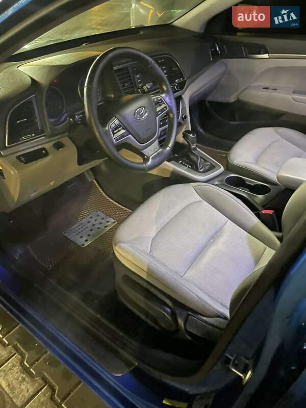 Седан Hyundai Elantra 2016 в Киеве