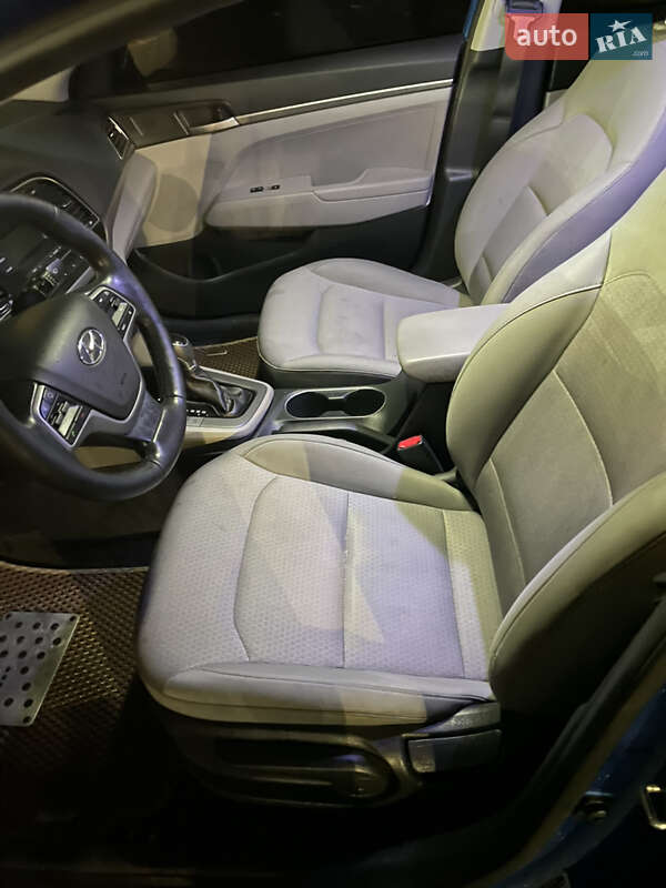 Седан Hyundai Elantra 2016 в Киеве
