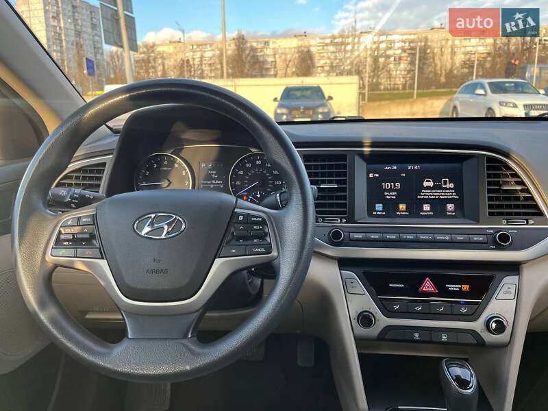 Седан Hyundai Elantra 2017 в Киеве