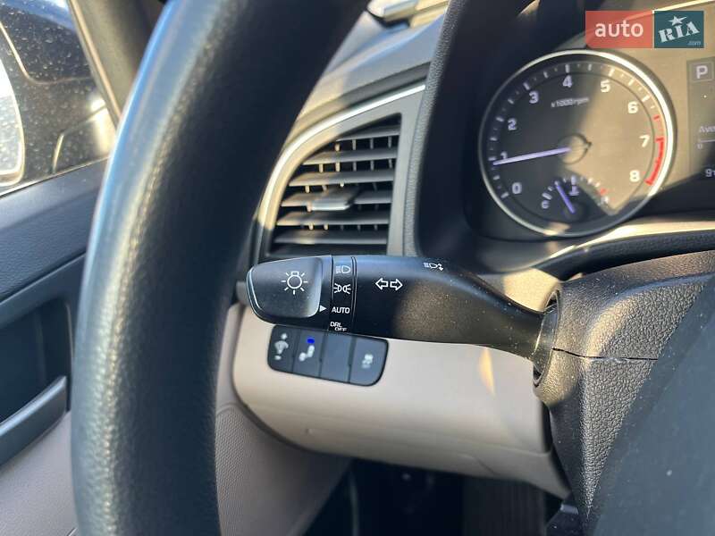 Седан Hyundai Elantra 2017 в Киеве