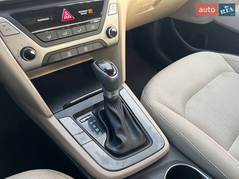 Седан Hyundai Elantra 2017 в Киеве