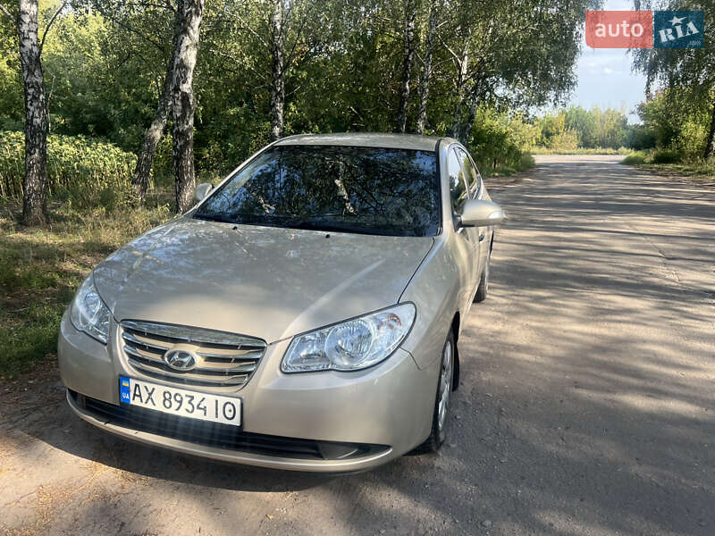 Седан Hyundai Elantra 2010 в Краснограде