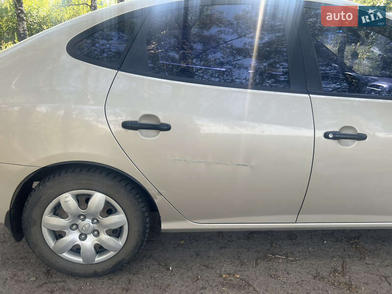 Седан Hyundai Elantra 2010 в Краснограде