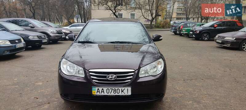 Седан Hyundai Elantra 2010 в Киеве