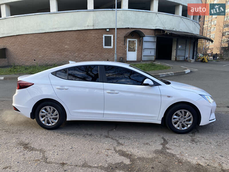 Седан Hyundai Elantra 2019 в Киеве
