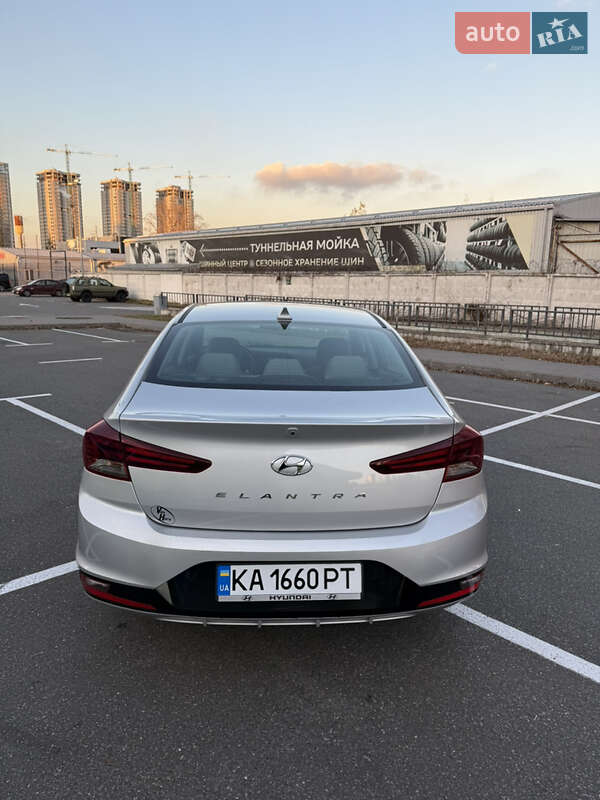 Седан Hyundai Elantra 2019 в Киеве