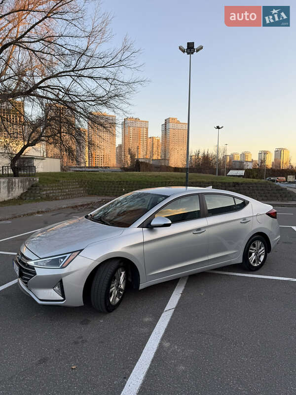 Седан Hyundai Elantra 2019 в Киеве