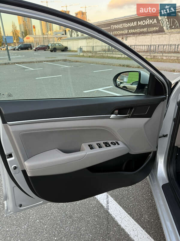 Седан Hyundai Elantra 2019 в Киеве