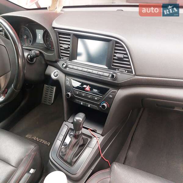 Седан Hyundai Elantra 2018 в Киеве
