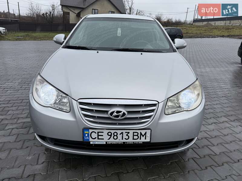 Седан Hyundai Elantra 2010 в Черновцах