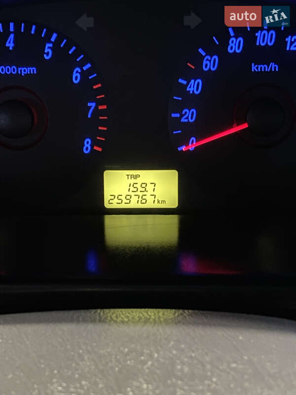 Седан Hyundai Elantra 2004 в Києві