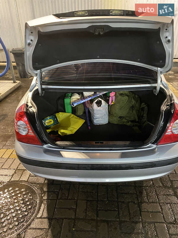 Седан Hyundai Elantra 2004 в Києві