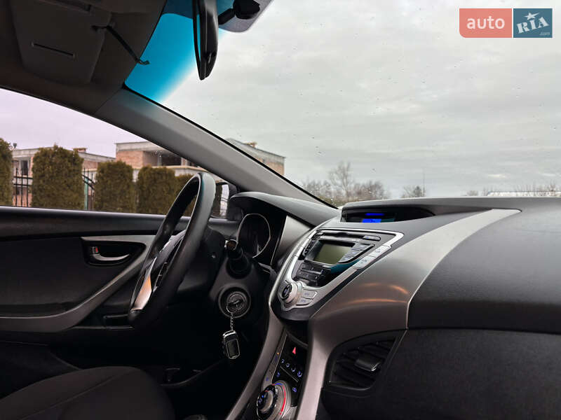 Седан Hyundai Elantra 2011 в Львові