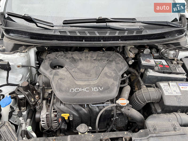 Седан Hyundai Elantra 2011 в Львові