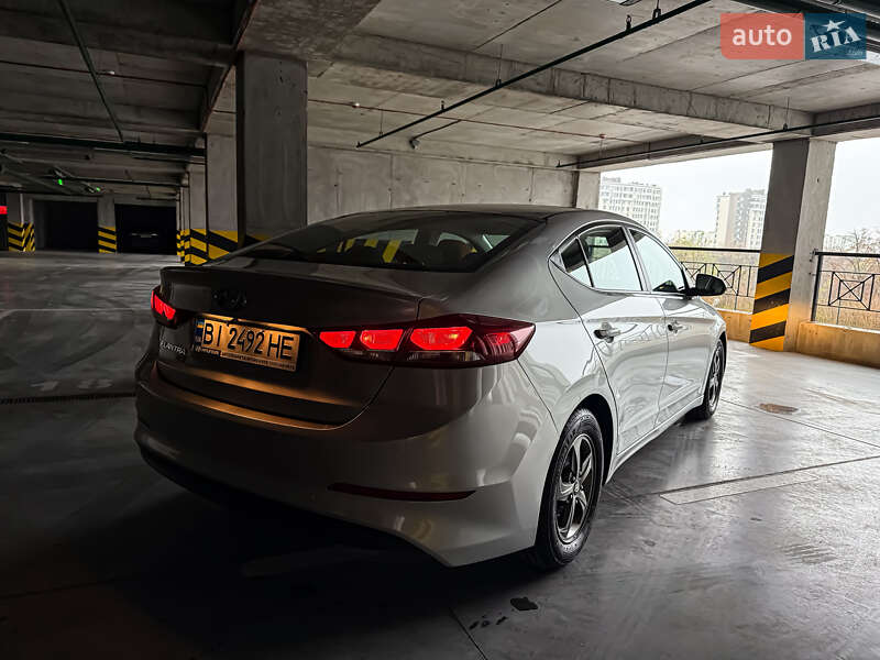 Седан Hyundai Elantra 2017 в Киеве