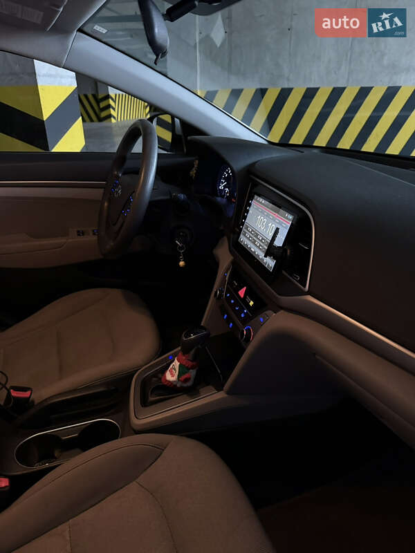 Седан Hyundai Elantra 2017 в Киеве