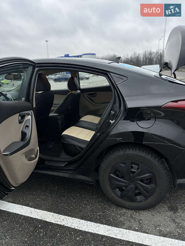 Седан Hyundai Elantra 2015 в Киеве