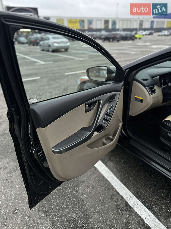 Седан Hyundai Elantra 2015 в Киеве