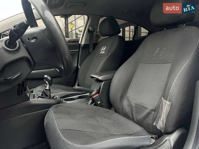 Седан Hyundai Elantra 2016 в Івано-Франківську