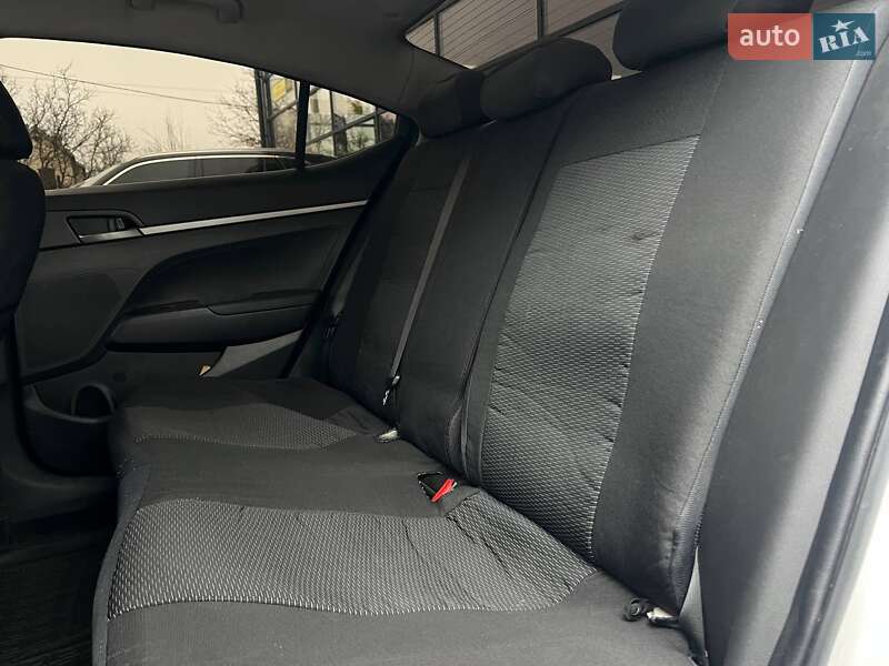 Седан Hyundai Elantra 2016 в Івано-Франківську