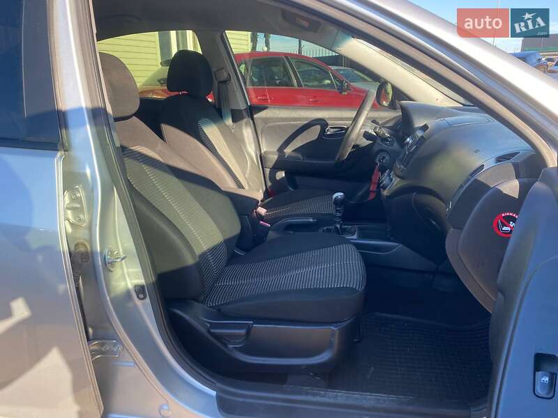 Седан Hyundai Elantra 2010 в Киеве