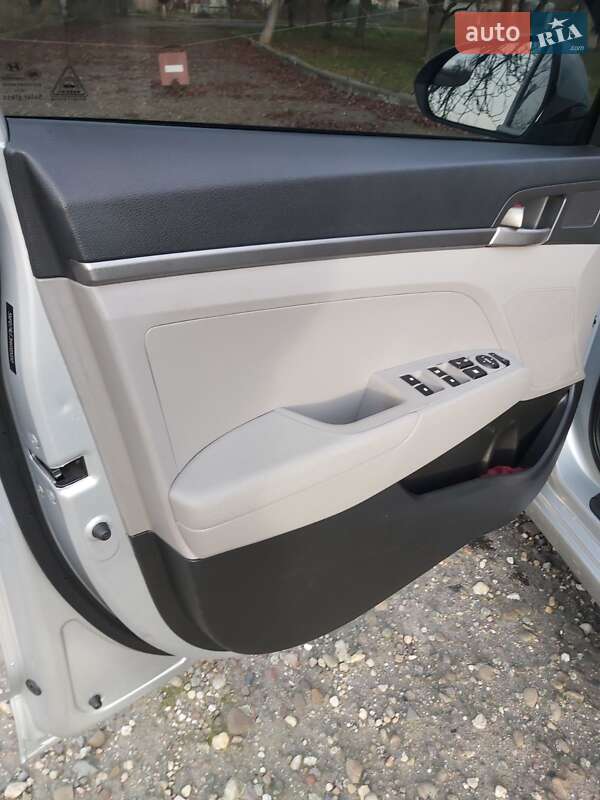 Седан Hyundai Elantra 2017 в Ужгороде