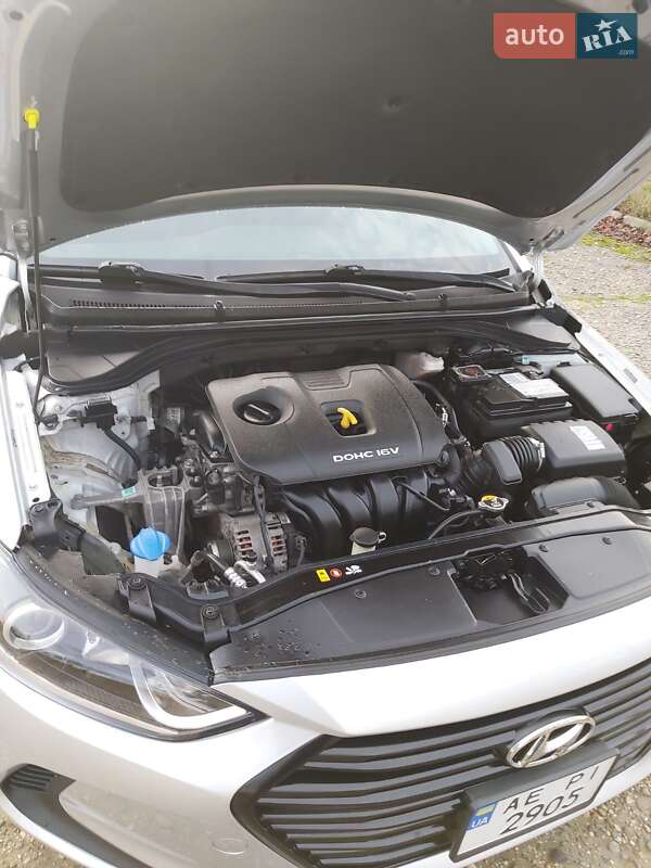 Седан Hyundai Elantra 2017 в Ужгороде