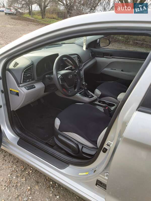 Седан Hyundai Elantra 2017 в Ужгороде