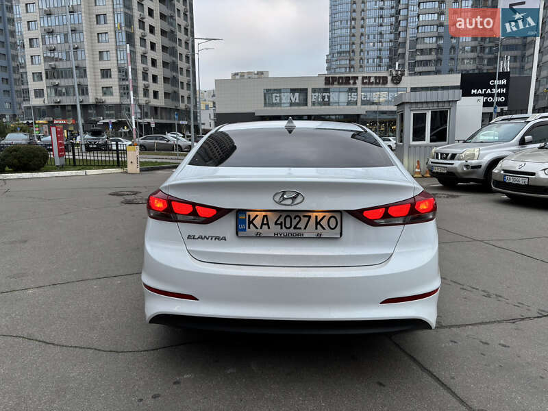 Седан Hyundai Elantra 2017 в Киеве