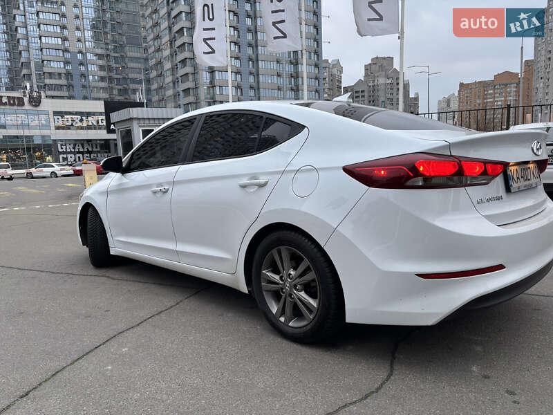 Седан Hyundai Elantra 2017 в Киеве