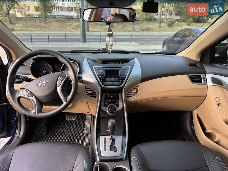 Седан Hyundai Elantra 2013 в Днепре