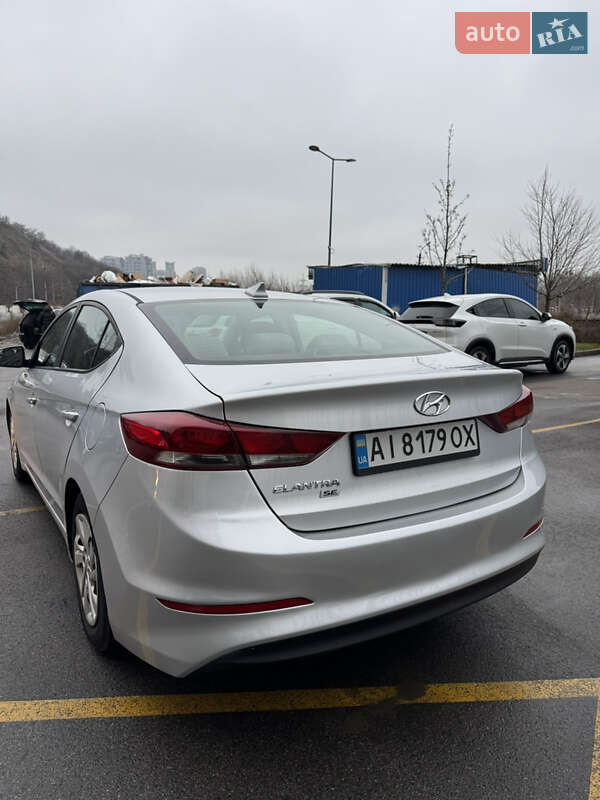 Седан Hyundai Elantra 2016 в Киеве