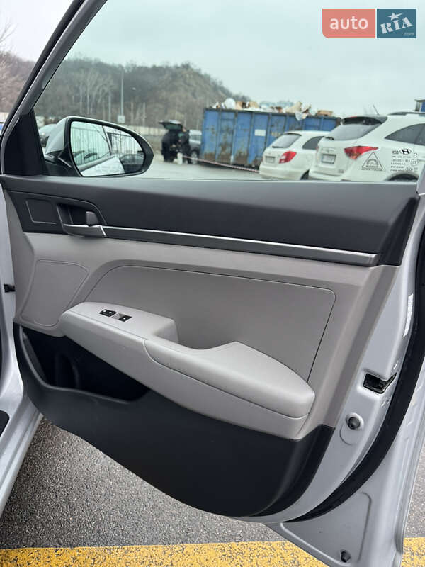 Седан Hyundai Elantra 2016 в Киеве