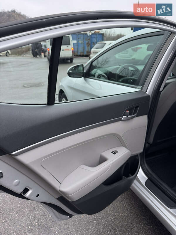 Седан Hyundai Elantra 2016 в Киеве